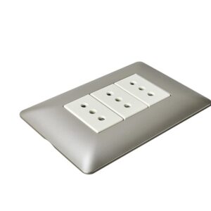 Enchufe Triple 10A 250V Champagne