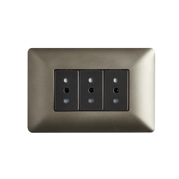 Enchufe Triple 10A 250V Café
